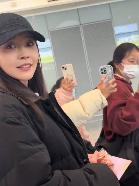 张佳宁机场偶遇，新男朋友来接她，不是高至霆，张佳宁高至霆 分手