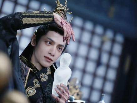 弹弹烬此刻活脱脱一个为爱痴狂的小怨妇,情绪拉满