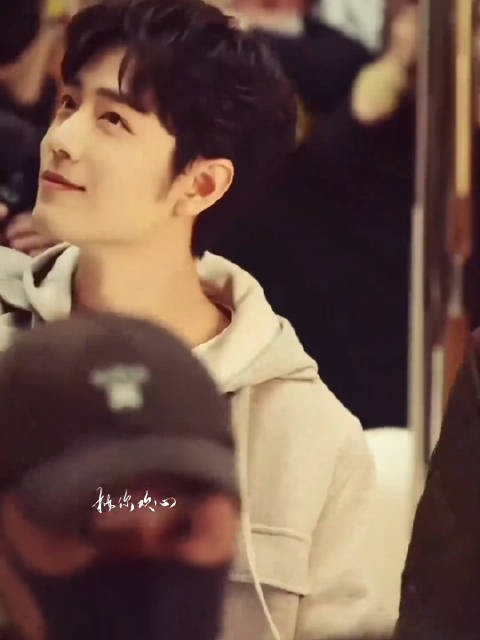 大明星游刃有余的social时刻，笑容好甜～xz