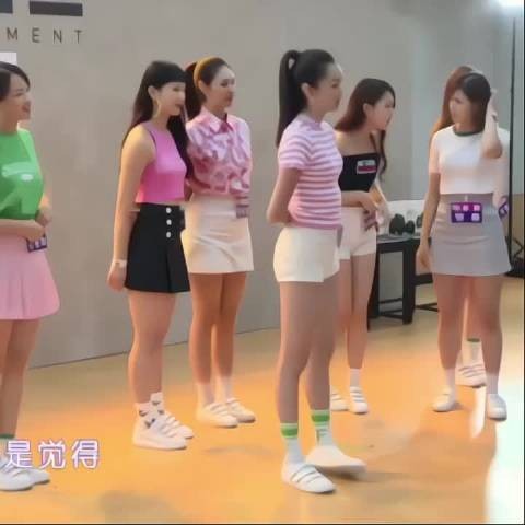 在她们身上泫雅或许看到了曾经的自己