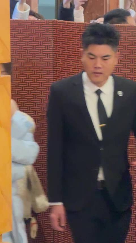 幂姐出现！高盘发改成了低盘发 美晕了好嘛，温婉大方！