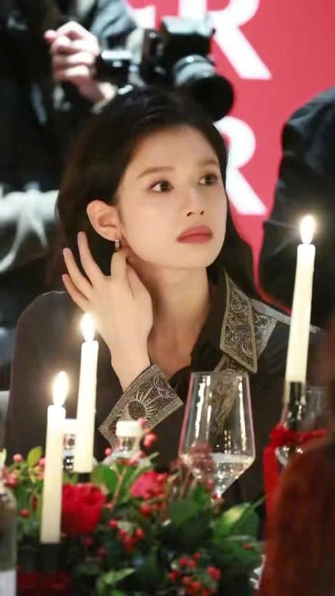 张婧仪亮相T风格论坛晚宴展现顶级美貌