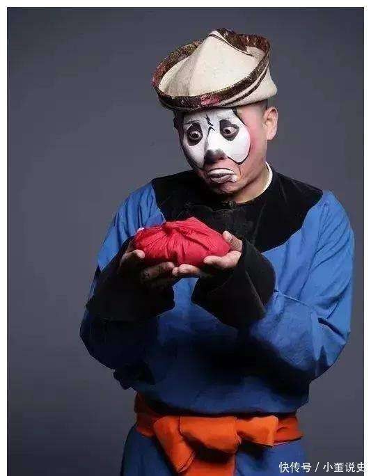 慈禧看戏，忽听台上唱：我这假皇上还有座，真皇上却连个座都没有