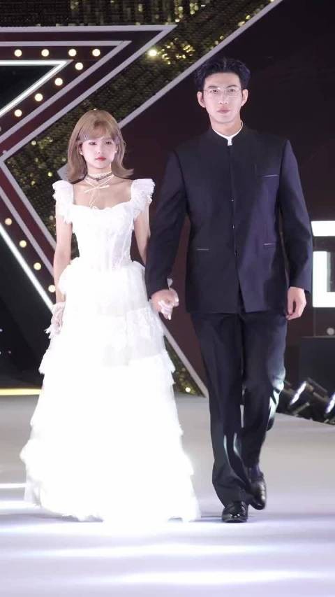 咩咩这样更像个娃娃，俩人视觉年龄差又拉大了一些