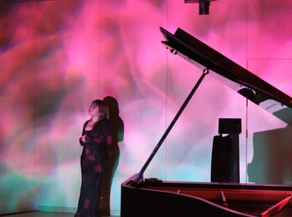 刘欣谕：钢琴家不再是“诠释者”——她用光影与互动重塑当代音乐现场