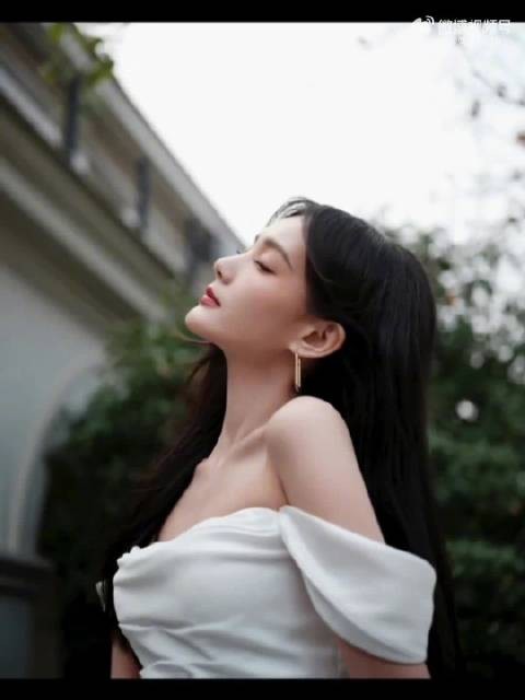 李一桐穿珍珠抹胸白裙亮相惊艳全场