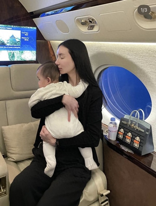 何猷君前任为二胎庆生，搭私人飞机出国庆祝，儿子已一岁生父不详