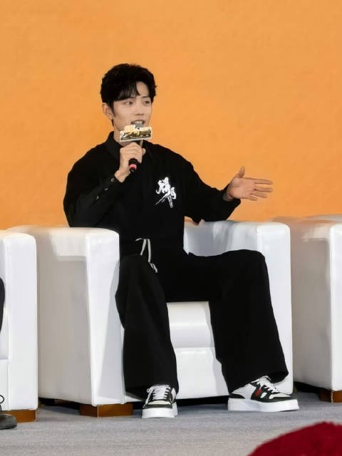 一“宠溺”脸的爸爸和一脸“淡定”的儿子