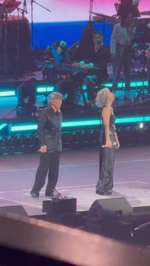 林子祥演出现场拍爱妻叶倩文屁股引热议