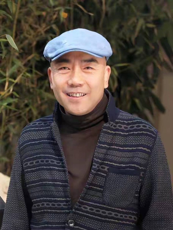 杨议欲哭无泪，哥哥杨威却蒙了，七十多岁因为参加纲丝节走红网络