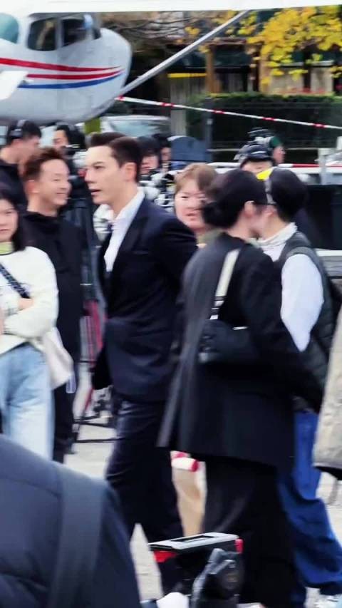 陈伟霆转头对视超帅 意大利现在就出发直拍老钱风的代表