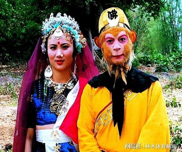 六小龄童妻子竟是她！结婚36年一直很低调，女儿颜值不输关晓彤
