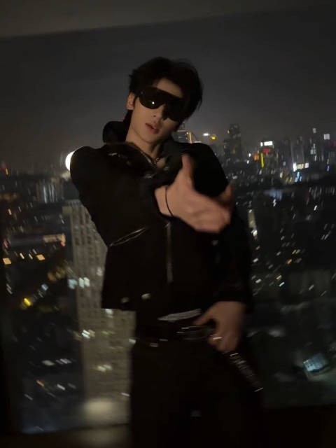 张峻豪全黑墨镜造型跳舞引关注