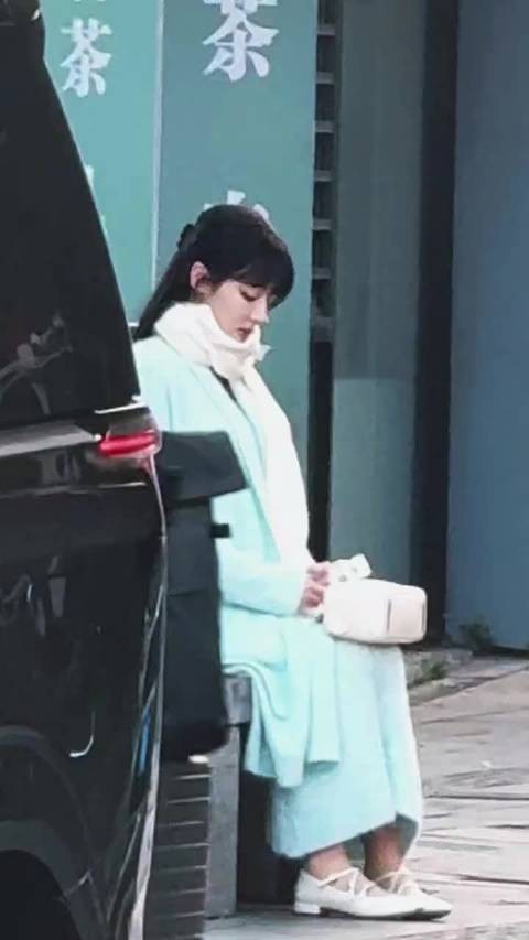 迪丽热巴卫蓝蓝大衣白围巾路透曝光