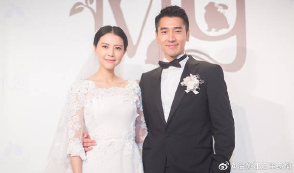 高圆圆陪赵又廷返台过年,当街嘟嘴向老公索吻,三代同堂超温馨