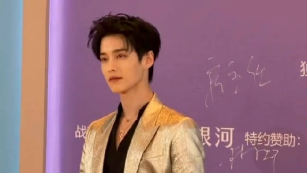 何与 360度无死角的帅！期待双轨！ 爱奇艺尖叫之夜红毯直播