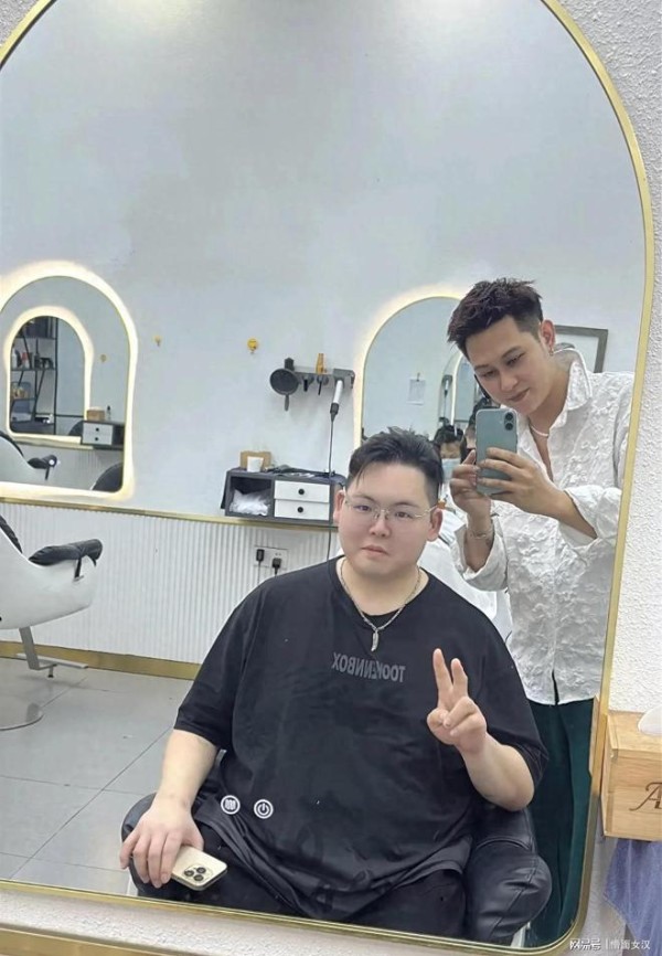 向家小儿子向佑广州理发被偶遇,与哥哥向佐形象反差太大