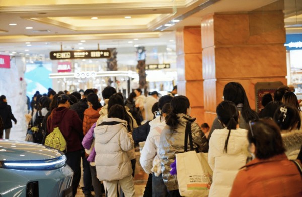 在商场“偶遇”莎士比亚、漫步“星空” 沪上年末消费季上演“体验式”狂欢