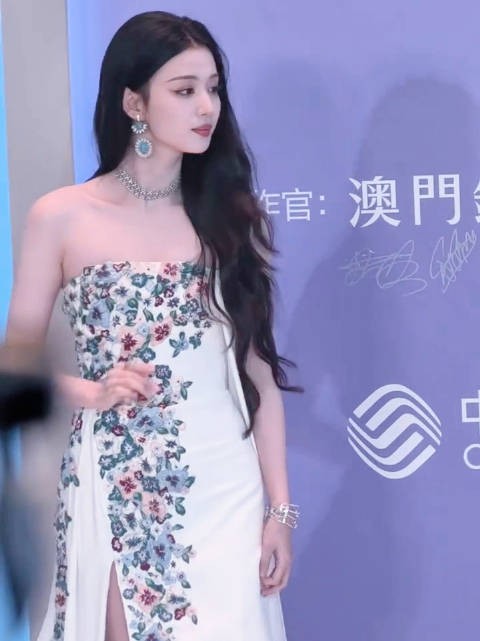 @丞磊 带着作品《成何体统》亮相红毯啦!太养眼啦!王楚然 珍珠美人