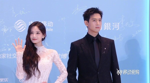 李现李一桐牵手亮相尖叫之夜红毯