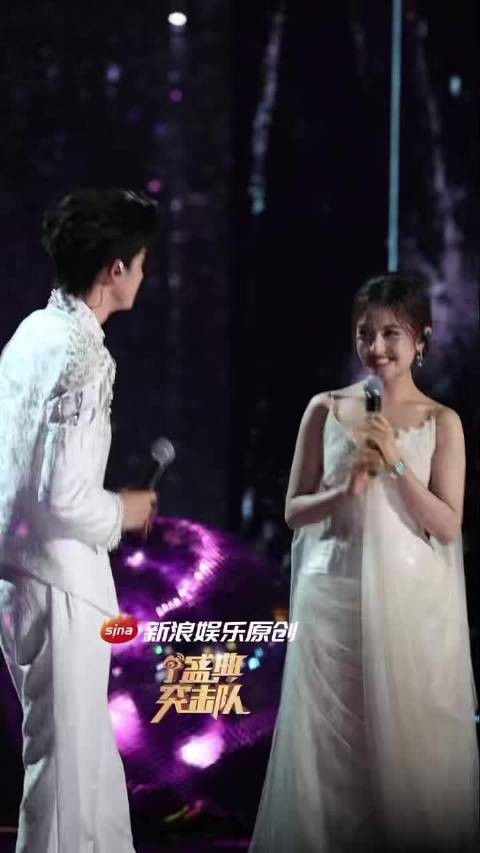 李兰迪敖瑞鹏合体营业，牵手跑对视比心合唱