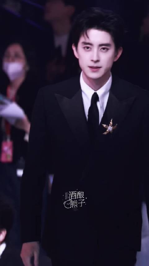 所有人点开这个敖瑞鹏好吗，仪态满分，帅麻了