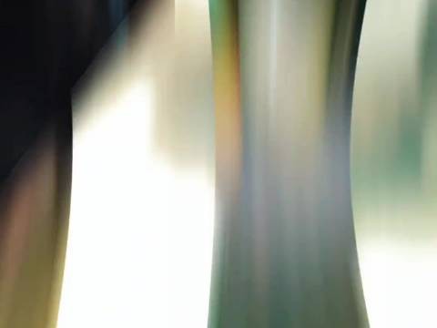 哥们他都这样了,你还刺激他?“你想干什么?” 金牌剪刀手