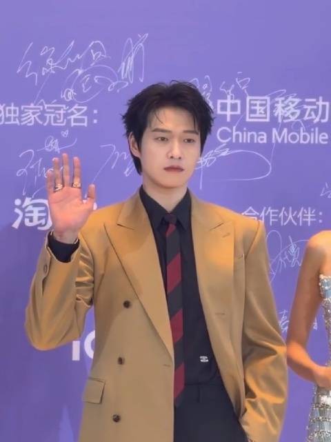 魏大勋亮相2025爱奇艺尖叫之夜红毯