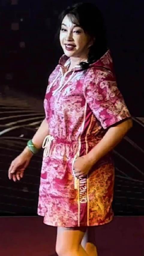 75岁刘晓庆穿花裙亮相，展现自信风采