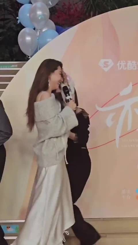 47岁秦岚与39岁白冰同框状态不输,20年健身习惯塑58厘米细腰