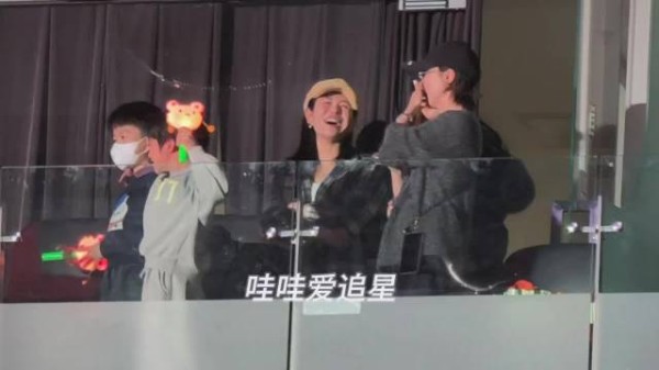陈妍希一家与谢楠一家看陆虎<a target=