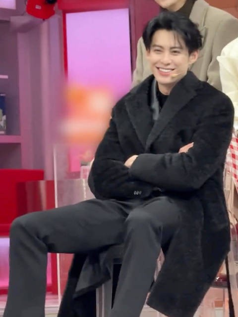 这段就是猴毛只会优雅,王鹤棣一脸宠溺笑那里吧?笑的真的好宠我不行了