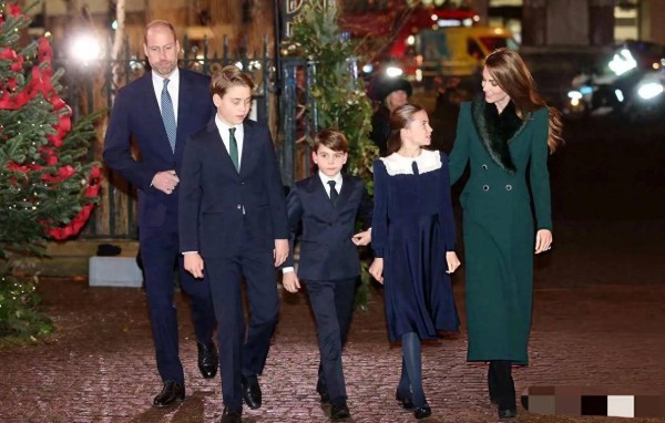 太美！威廉一家现身音乐会如同行走的衣服架子，夏洛特美出新高度