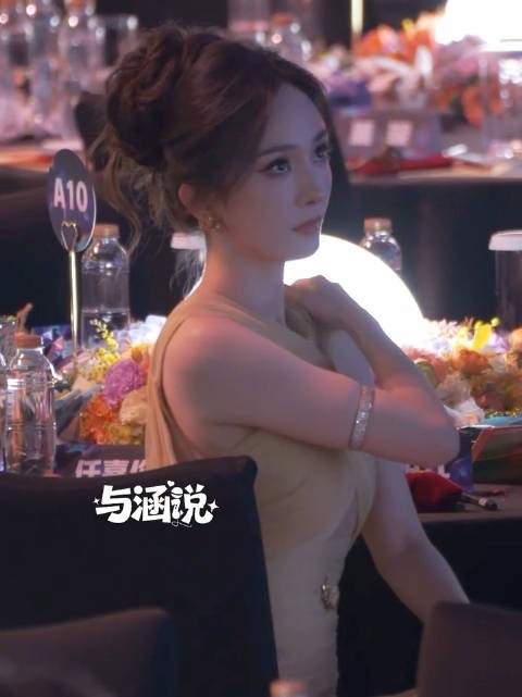 背光丝毫不影响杨幂的美貌,五官好立体~ 坐着背挺得好端正,好美! cr.