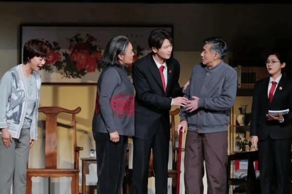 刘端端领衔 话剧《鼓楼那些事儿》亮相成都