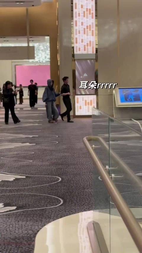 白鹿庆功宴拽回翟子路,众人调侃其脸红酣饮