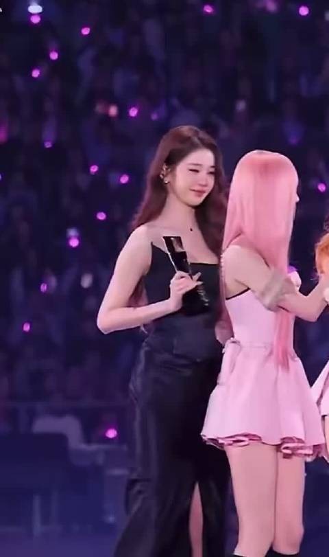 不知道啊,垂下来的两只胳膊一碰,手就拉到一起了