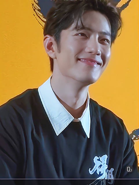 原来这个开心的笑容是因为爸妈坐在台下呢 默默守护者儿子，真好