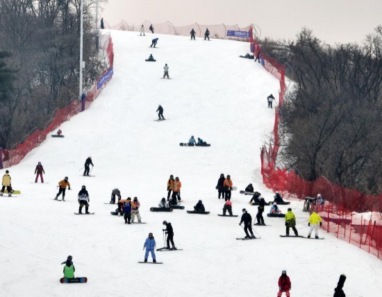 12月6日,市民和游客在沈阳的东北亚国际滑雪场滑雪(无人机拍摄)。新华社记者李钢 摄