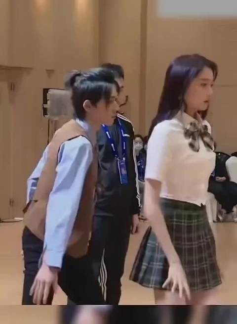 关晓彤真的是平底鞋,尽力藏高了,这个身材谁不羡慕