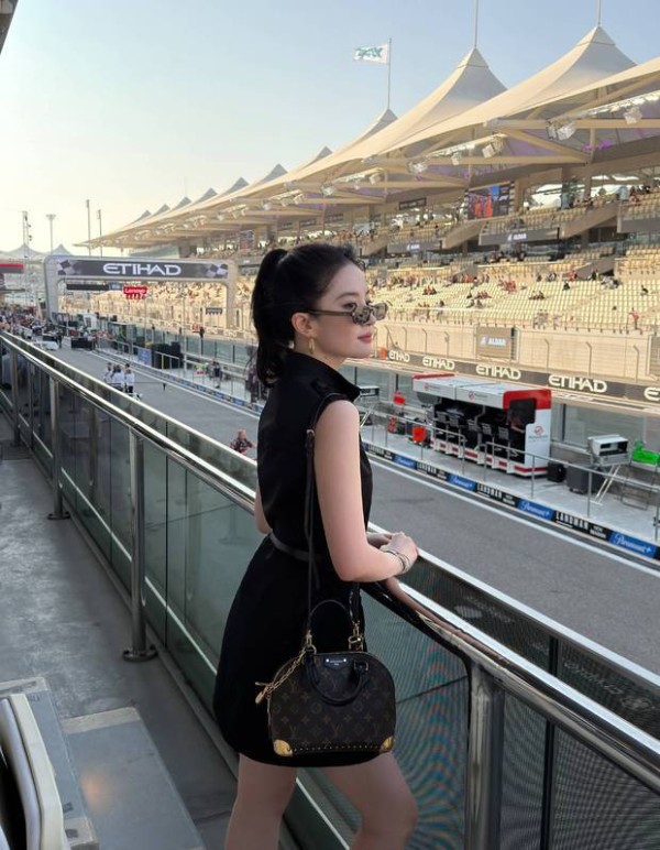 搜狐娱乐讯 7日,刘亦菲观看F1阿布扎比大奖赛收官战的现场美照释出,她扎着高马尾,戴着墨镜,一身全黑look又美又飒,酷范儿十足!