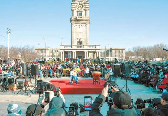 北京民族乐团露天演出人气旺 市民直呼:“没听够,太值了”