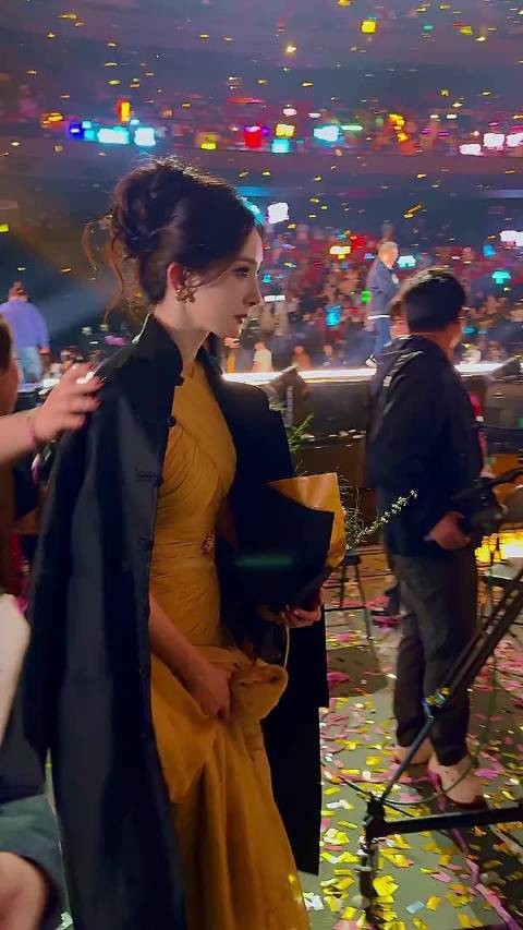 闪闪发光的美貌,好薄的背啊 下台的时候披上新中式外套也好好看啊! cr.