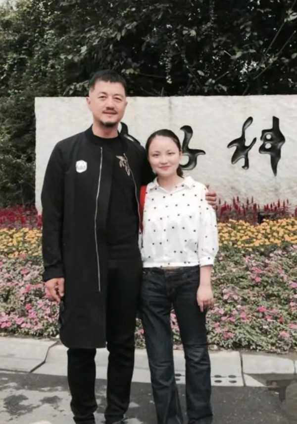 李亚鹏在四川见第4个女儿,相拥而泣,她是与王菲一起助养的女儿