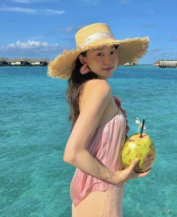 夏露去海岛度假,戴草帽甜笑像女明星,马龙陪两个儿子潜水好有爱