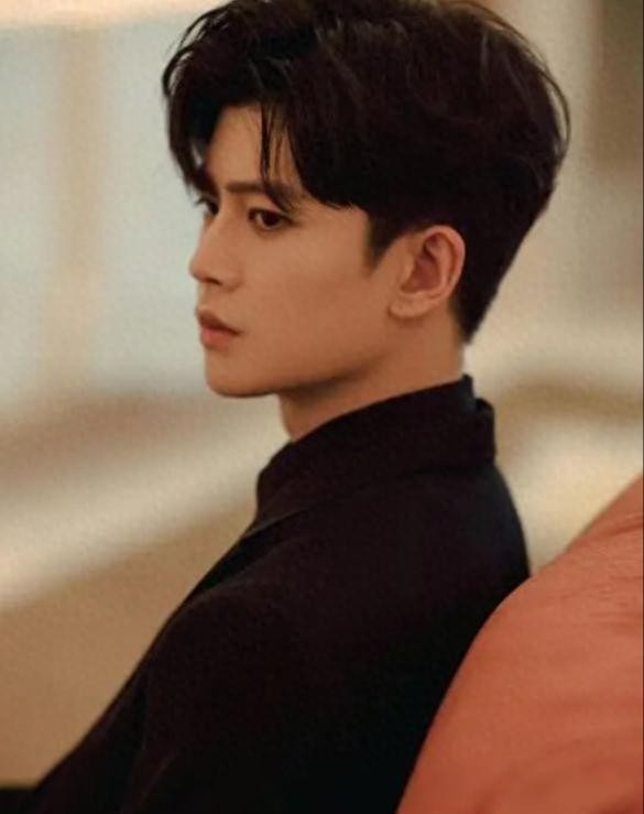 于正看人真准,不拍戏就“消失”的任嘉伦,已走上另一条康庄大道