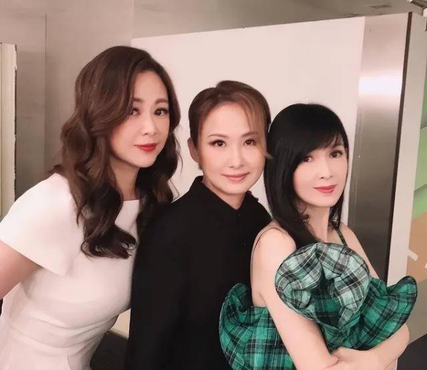 香港女歌手与内地公司闹翻!为旧爱放弃事业惨遭背叛未婚产子