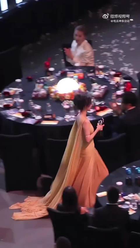 迟蓬提醒杨幂裙子罩住于和伟