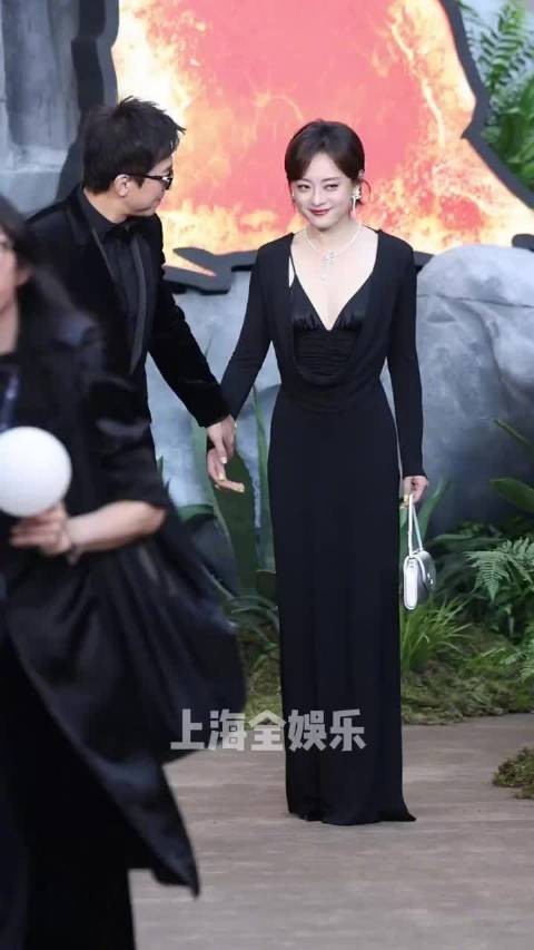邓超孙俪出席活动,两个人就这么手牵手走红毯!真夫妻就是好嗑