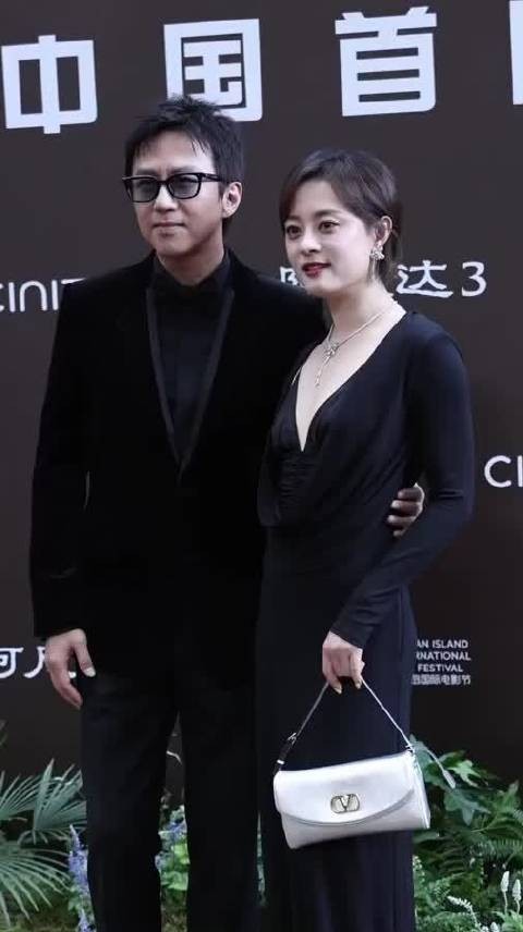 阿凡达国内首映礼上邓超偷亲孙俪! 孙俪一点儿没躲,很是习惯了 超子别撅嘴了